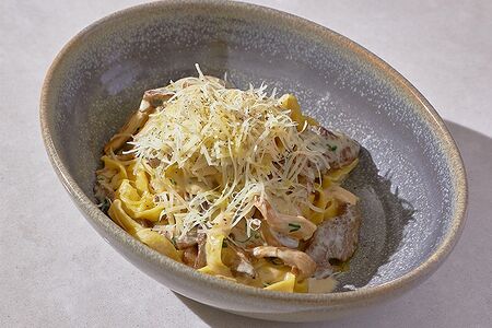 Домашняя паста с грибами, говядиной и трюфельным соусом