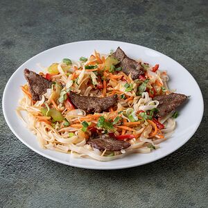Рисовая лапша с говядиной и салат