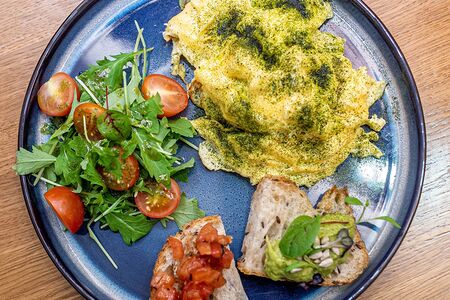 Скрэмбл с брускеттой и салатом