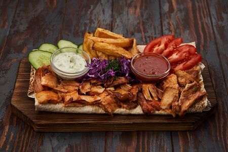 Шаурма на тарелке с курицей