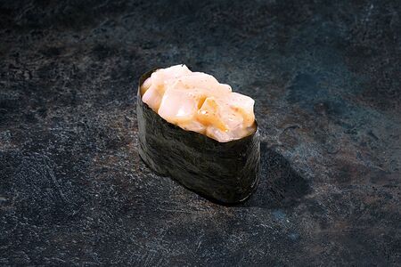 Острые суши с морским гребешком