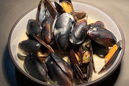 Кастрюля южных мидий в соусе блю чиз