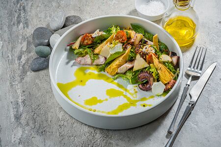 Салат с артишоками, осьминогом и сыром шевр