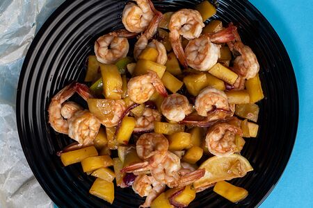 Жареные креветки с индонезийским соусом манго