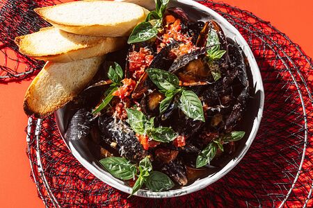 Мидии в томатном соусе с базиликом