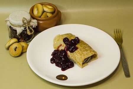 Блин с вишней