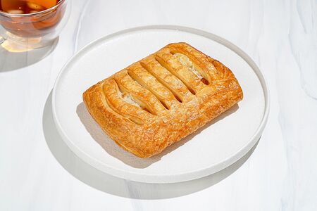 Слойка с ветчиной и сыром