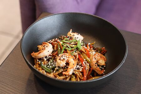 Вок с креветками и соусом том ям