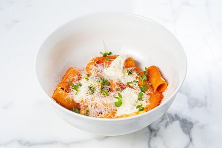 Паста A la vodka с томатным соусом и страчателлой