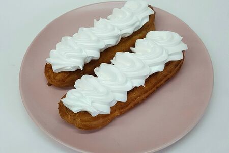 Эклер с белковым кремом