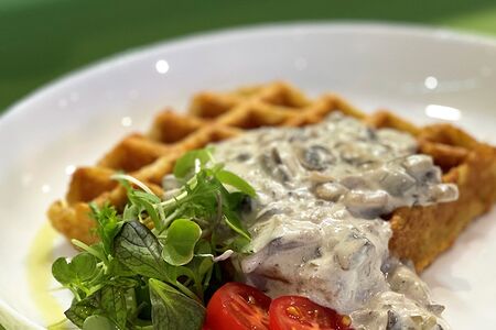 Вафля картофельная с грибным соусом