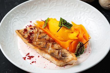 Судак на сливочном соусе с морковным пюре