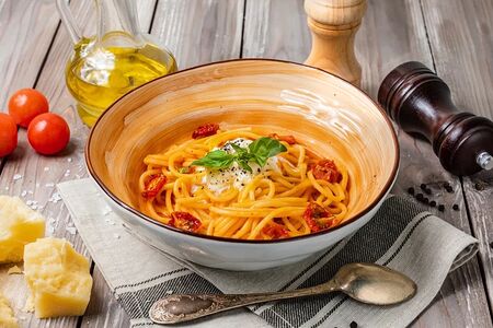 Спагетти с томатами и страчателлой