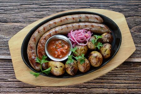 Бамбергские колбаски с картофелем на мангале