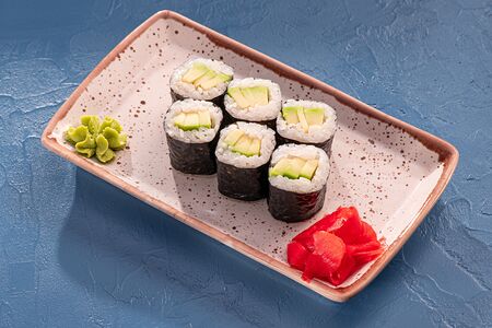 Ролл с авокадо