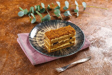 Медовый с черносливом