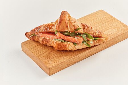 Круассан с лососем