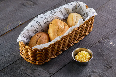 Хлебная корзина из трех видов булочек