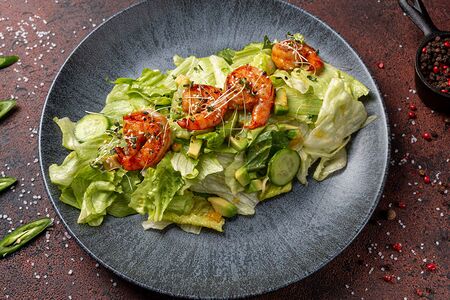 Салат с авокадо и креветками