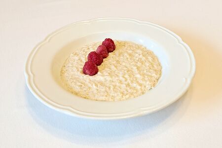 Каша овсяная со свежей малиной