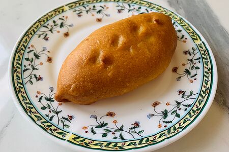 Пирожок с зеленым луком и яйцом