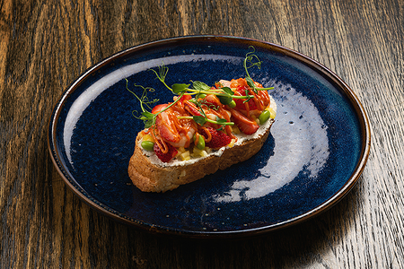 Брускетта креветка-клубника