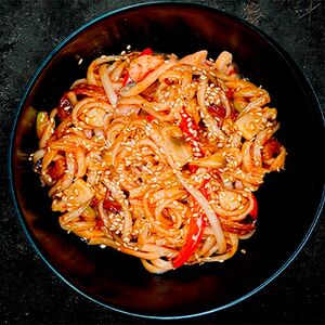 Wok с курицей и беконом