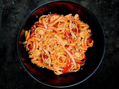 Wok с курицей и беконом