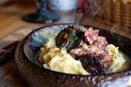 Подкопченные говяжьи щёки с картофельным пюре