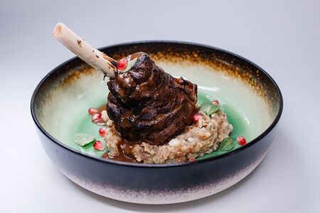 Голень ягненка су-вид с мятым картофелем