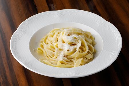 Домашняя паста со сливочным маслом и пармезаном