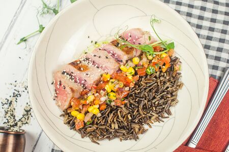 Тунец на гриле с диким рисом