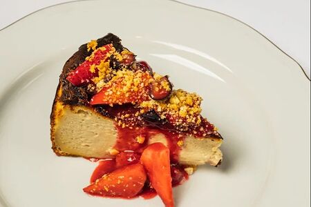 Сан-Себастьян с халвой, соус из сезонных ягод