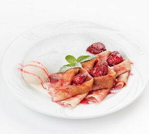 Блинчики с клубникой и мороженным