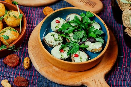 Замтарши из шляпок шампиньонов с сыром сулугуни