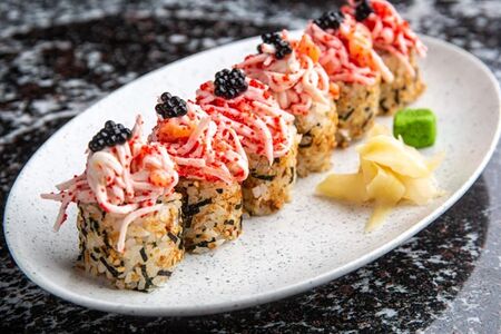 Ролл с лососем и крабом