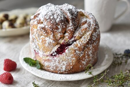 Краффин с фисташкой и малиной