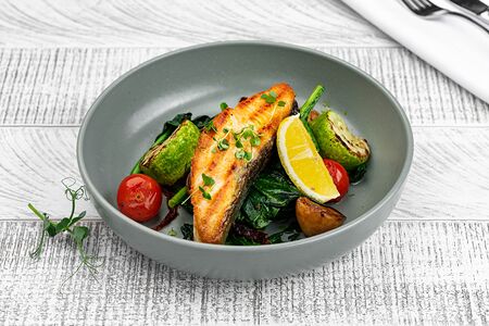 Пряный лосось с мини-картофелем