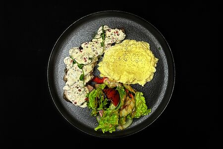 Свинина запеченная под соусом розе