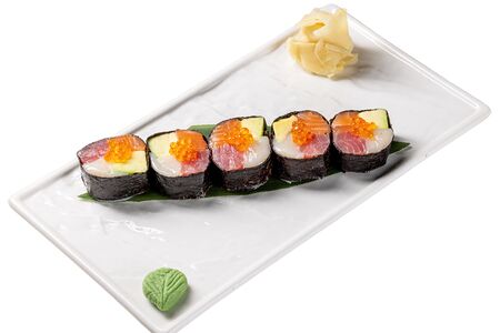 Ролл с гребешком, лососем, тунцом, авокадо и красной икрой