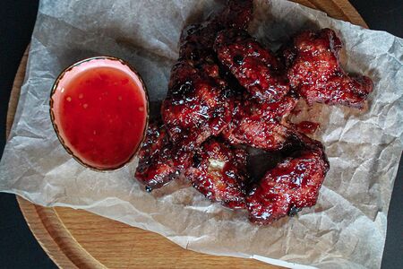 Острые куриные крылышки с соусом тобаско