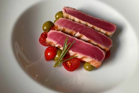 Стейк из тунца с теплым салатом