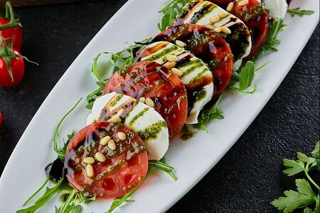 Фермерская моцарелла с томатами