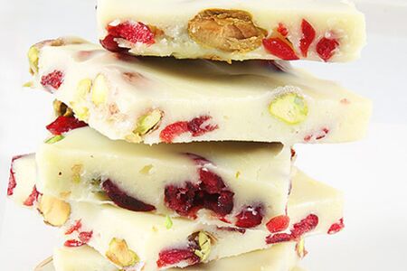 Белый шоколад с сублимированной клюквой и миндалём