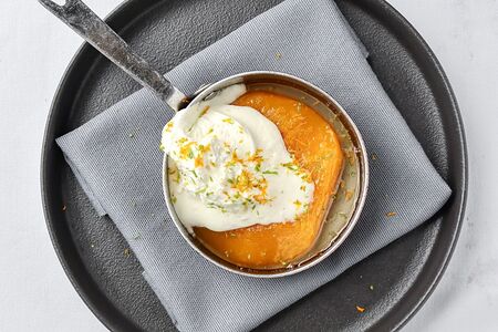 Печеная тыква в мускатной карамели с цедрой апельсина и лайма из дровяной печи