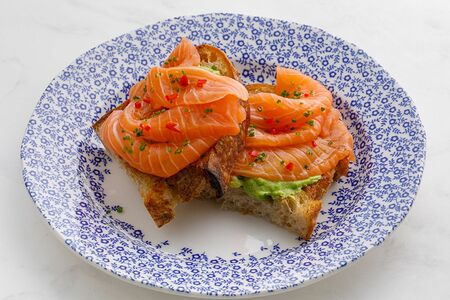 Брускетта с лососем и кремом из зелёного лука