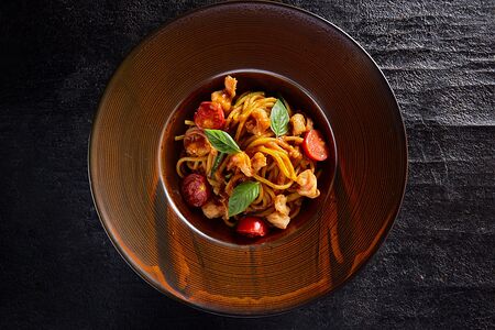 Паста с креветками и соусом биск