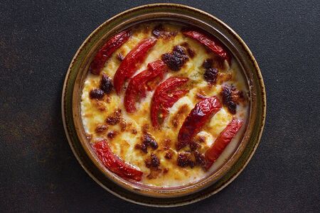 Сулугуни, запечённый на кеци с томатами