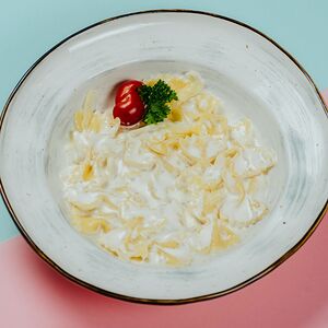 Макарошки-бантики в сливочном соусе с сыром
