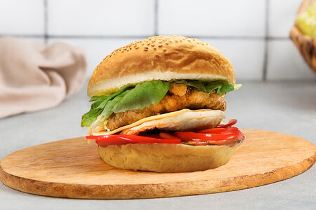 Мега бургер со шницелем